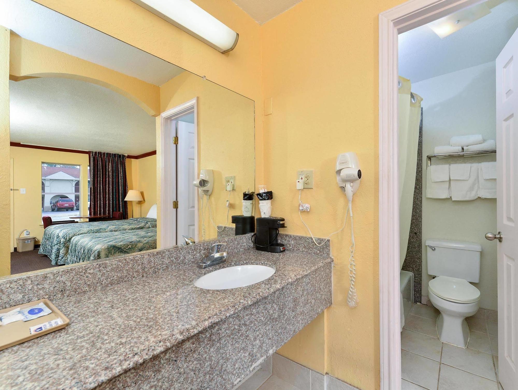 Americas Best Value Inn Conroe Exterior foto